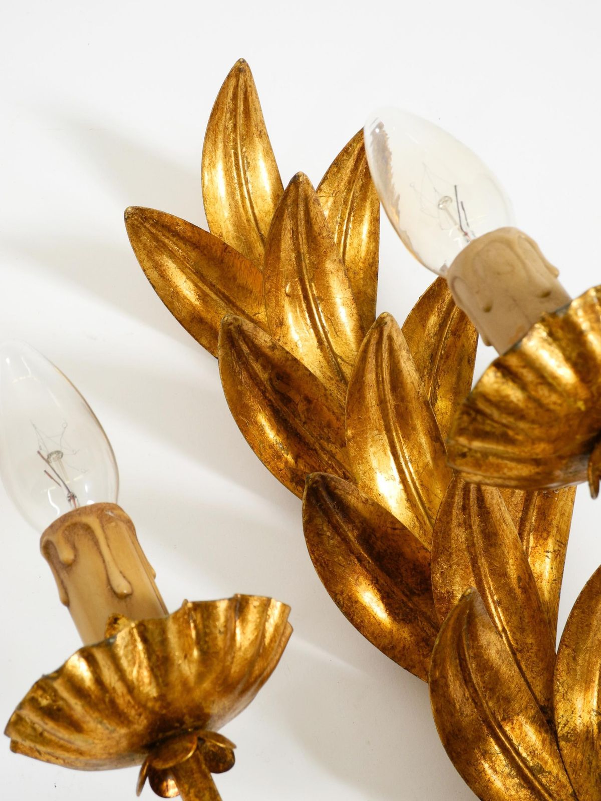 Grote Italiaanse Florentijnse Vergulde Metalen Wandlamp Met 3 Fittingen, jaren 1960 photo Verlichting