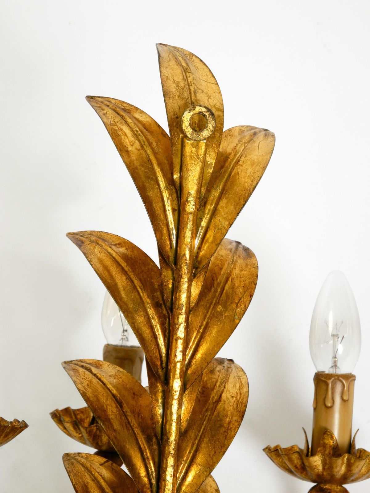 photo vinterior Grote Italiaanse Florentijnse Vergulde Metalen Wandlamp Met 3 Fittingen, jaren 1960