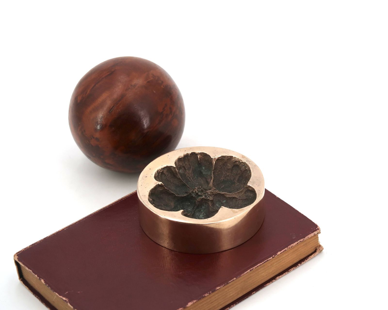 Cendrier en bronze par Monique Gerber, empreinte florale, années 1970 photo for sale