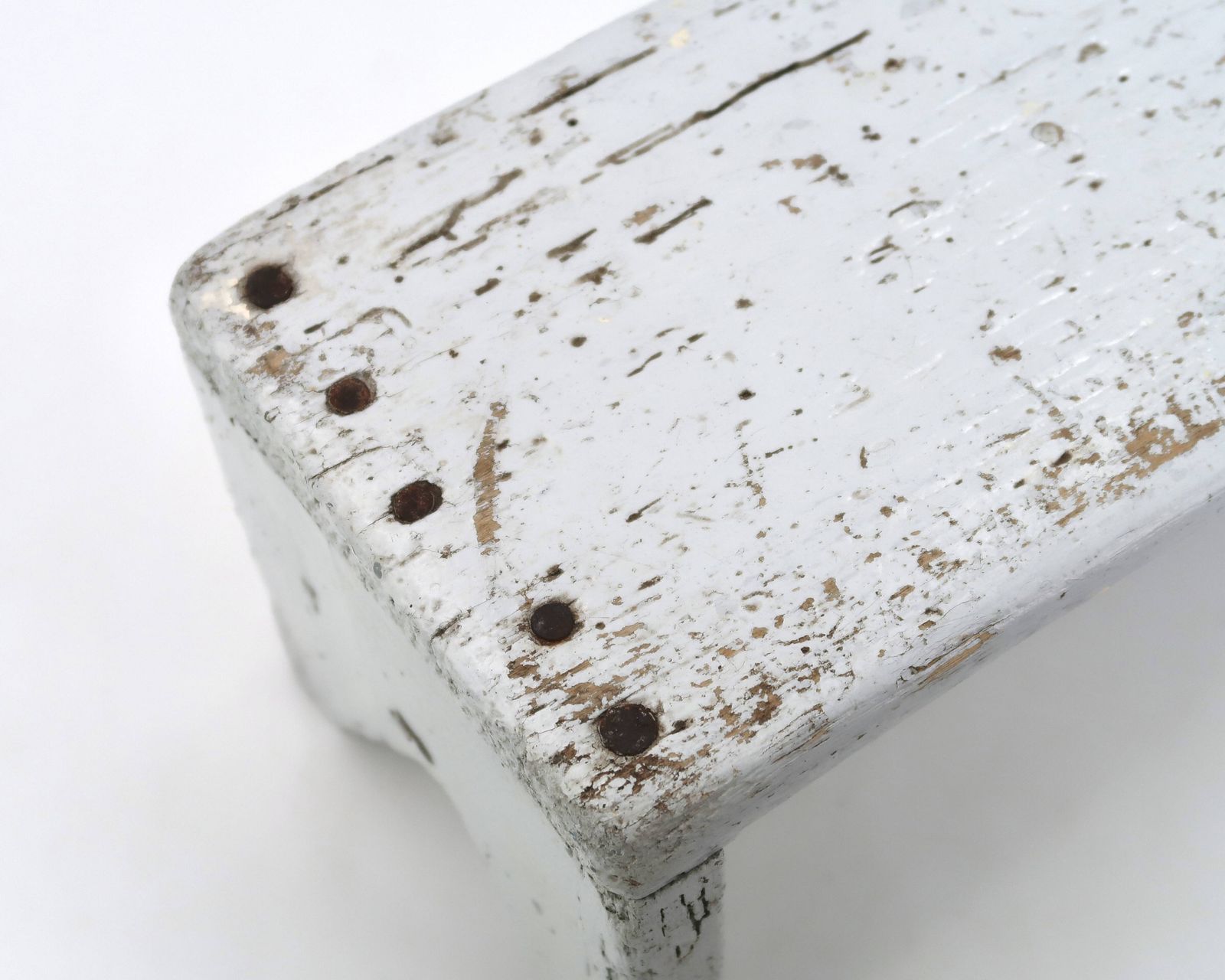 Petit banc gris ou marchepied en bois, années 1950. photo Décoration