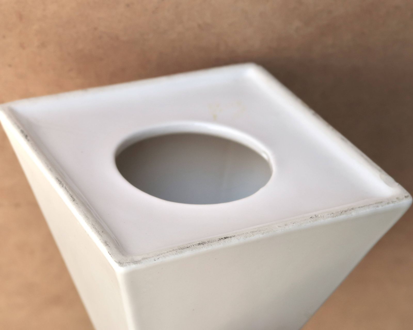 Minimalistisch wit keramisch piramidesculptuur, jaren 1970. photo for sale