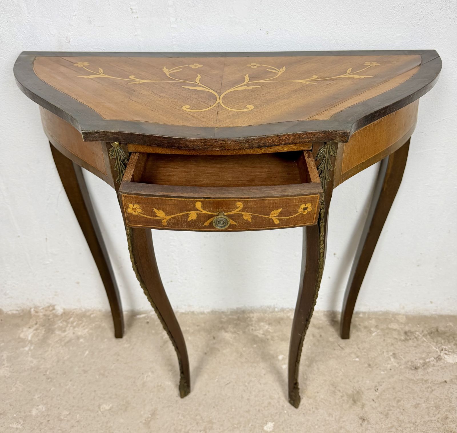 Franse Louis XVI Stijl Marqueterie Consoletafel Met Bronzen Beslag photo vintage