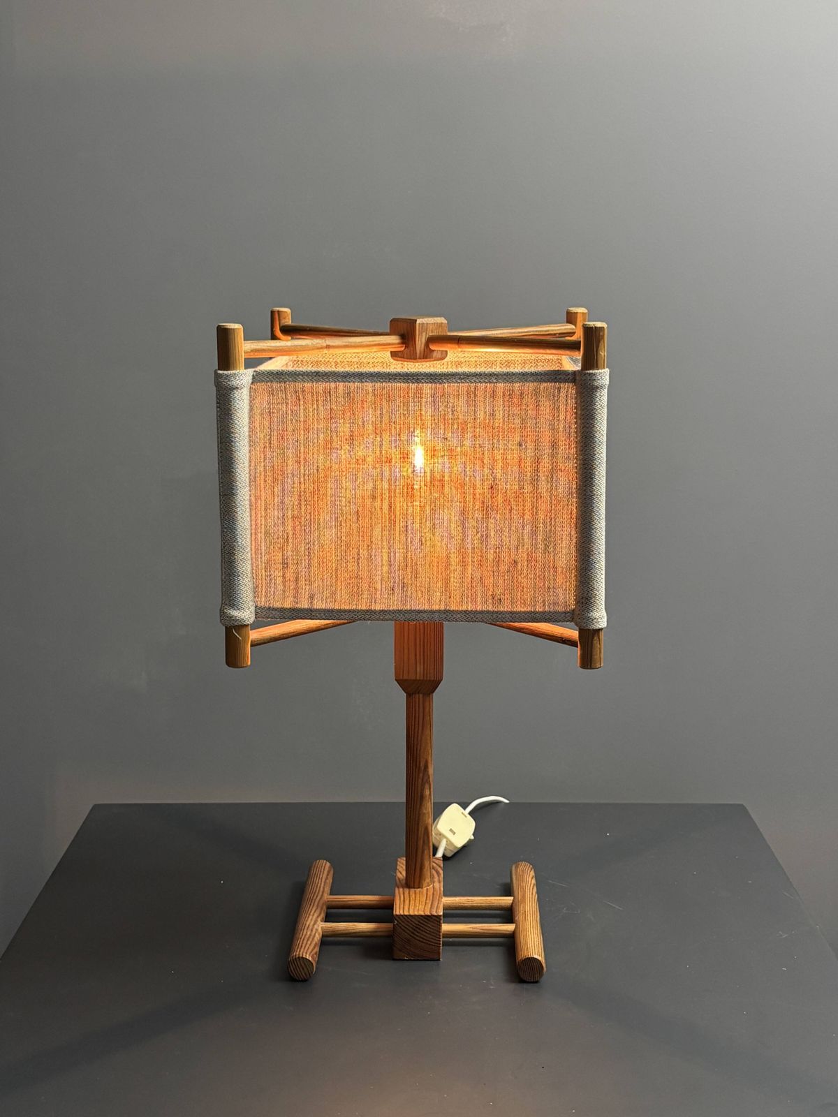 Lampe de table scandinave mid-century en pin, abat-jour carré en tissu, années 1970 photo furniture