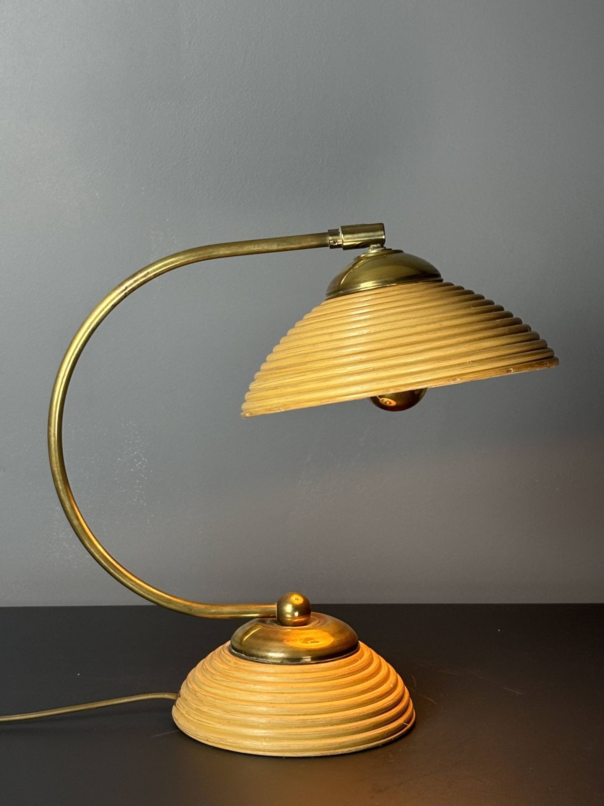 Lampe de table mid-century en rotin jonc de crayon et laiton, Italie, années 1970 photo vintage