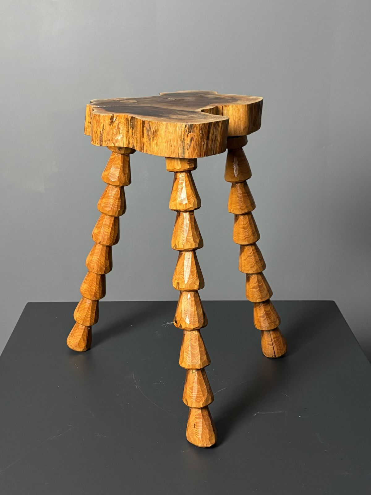 Tabouret tripode mid-century brutaliste artisanal en bois tourné, vers 1960 photo furniture