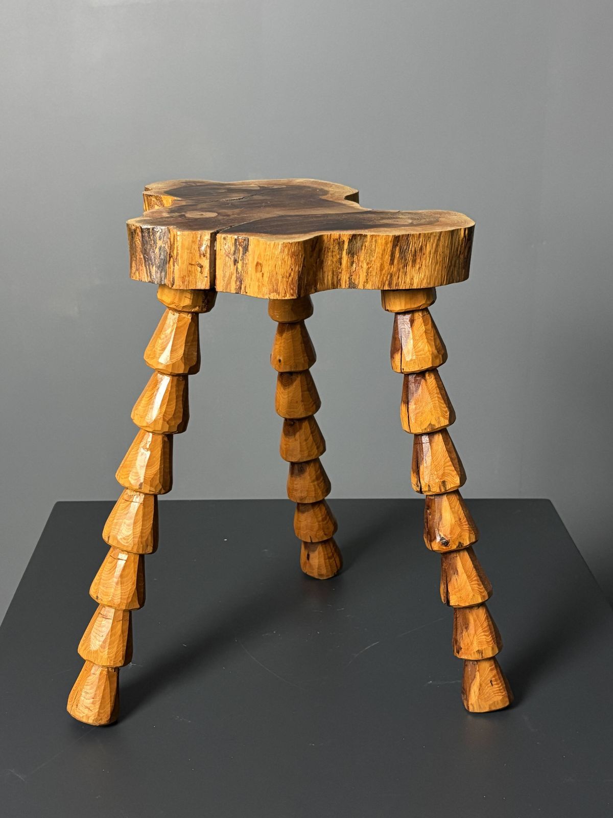 Tabouret tripode mid-century brutaliste artisanal en bois tourné, vers 1960 photo Mobilier