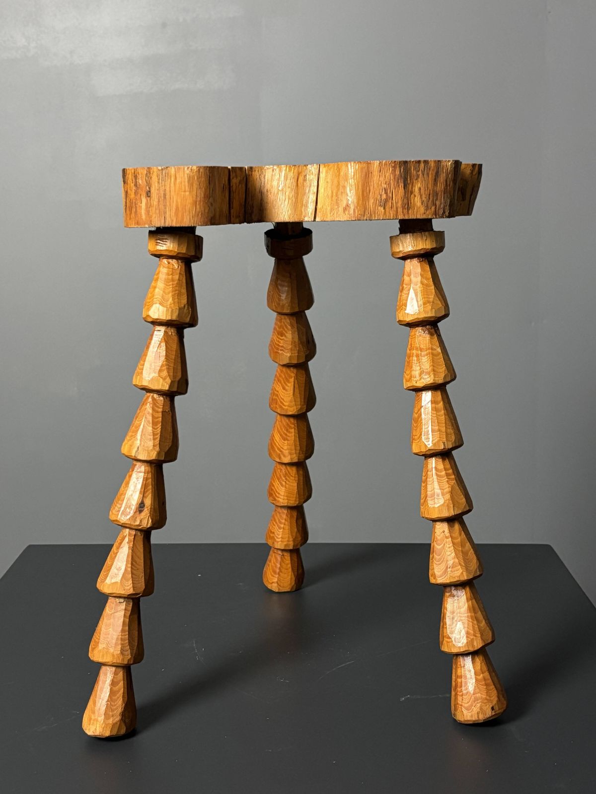 Tabouret tripode mid-century brutaliste artisanal en bois tourné, vers 1960 photo vinterior