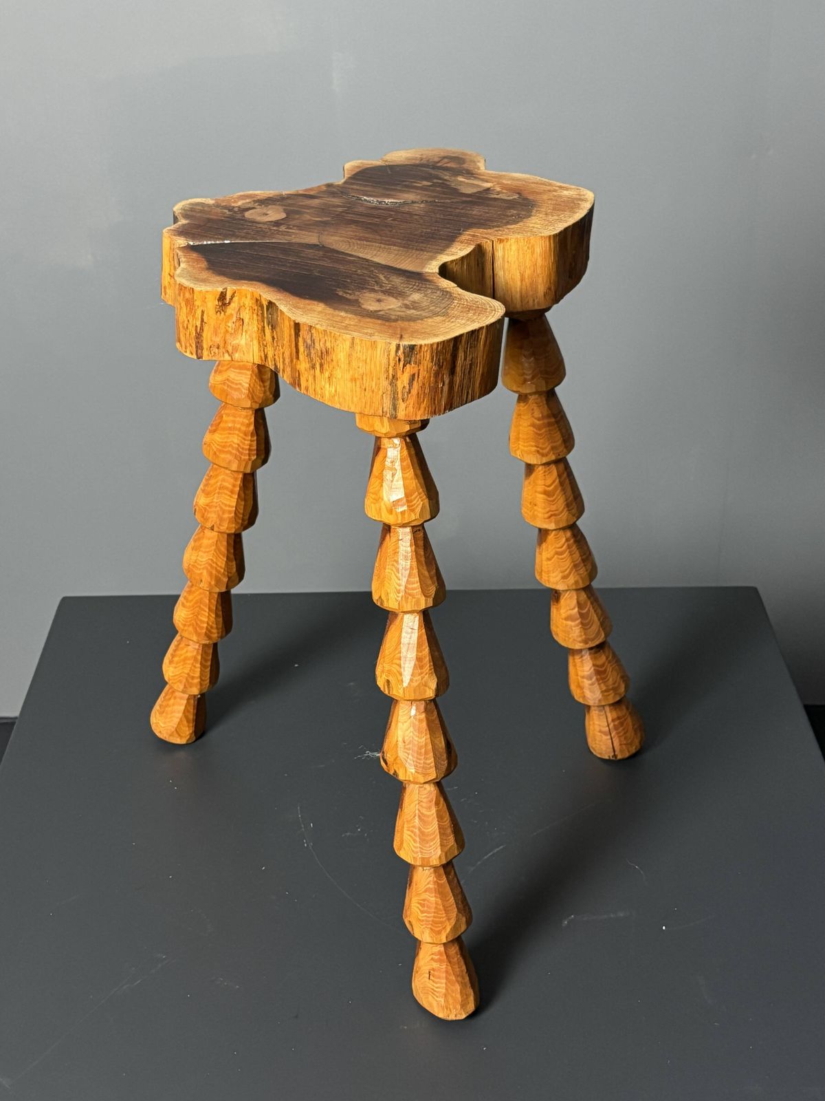 Tabouret tripode mid-century brutaliste artisanal en bois tourné, vers 1960 photo vintage