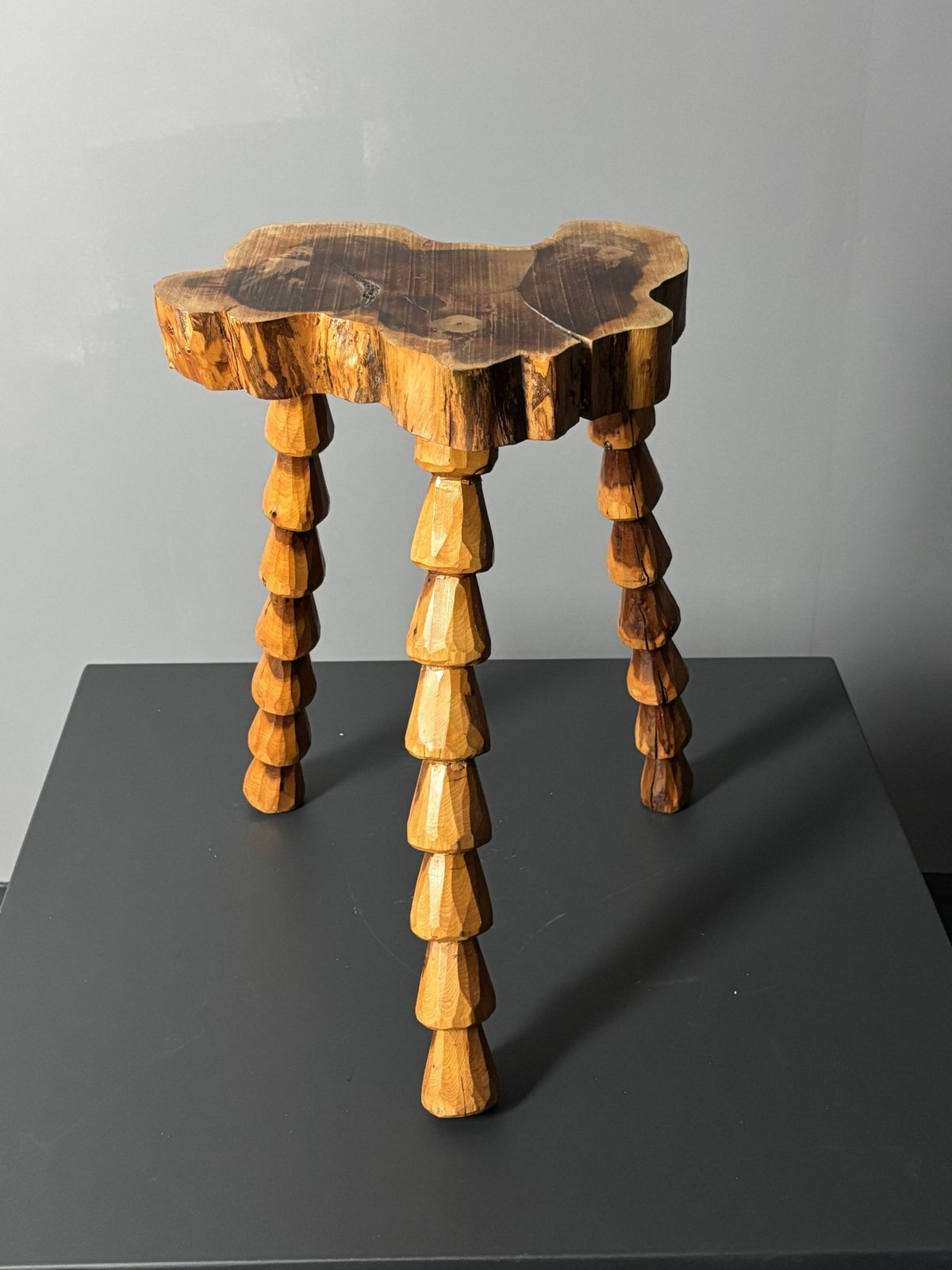 photo vintage Tabouret tripode mid-century brutaliste artisanal en bois tourné, vers 1960