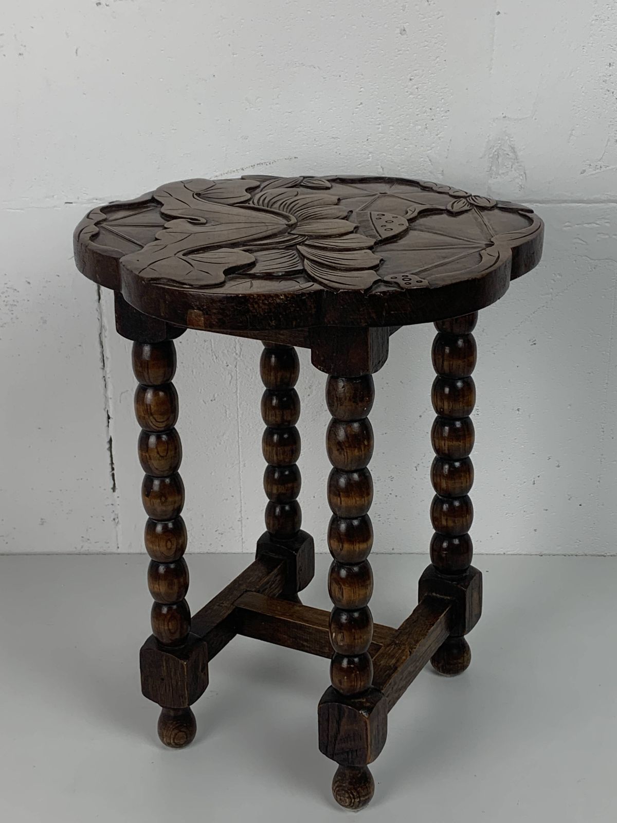 Table d'appoint mid-century en chêne sculpté, pieds tournés, motif lotus, années 1950 photo furniture