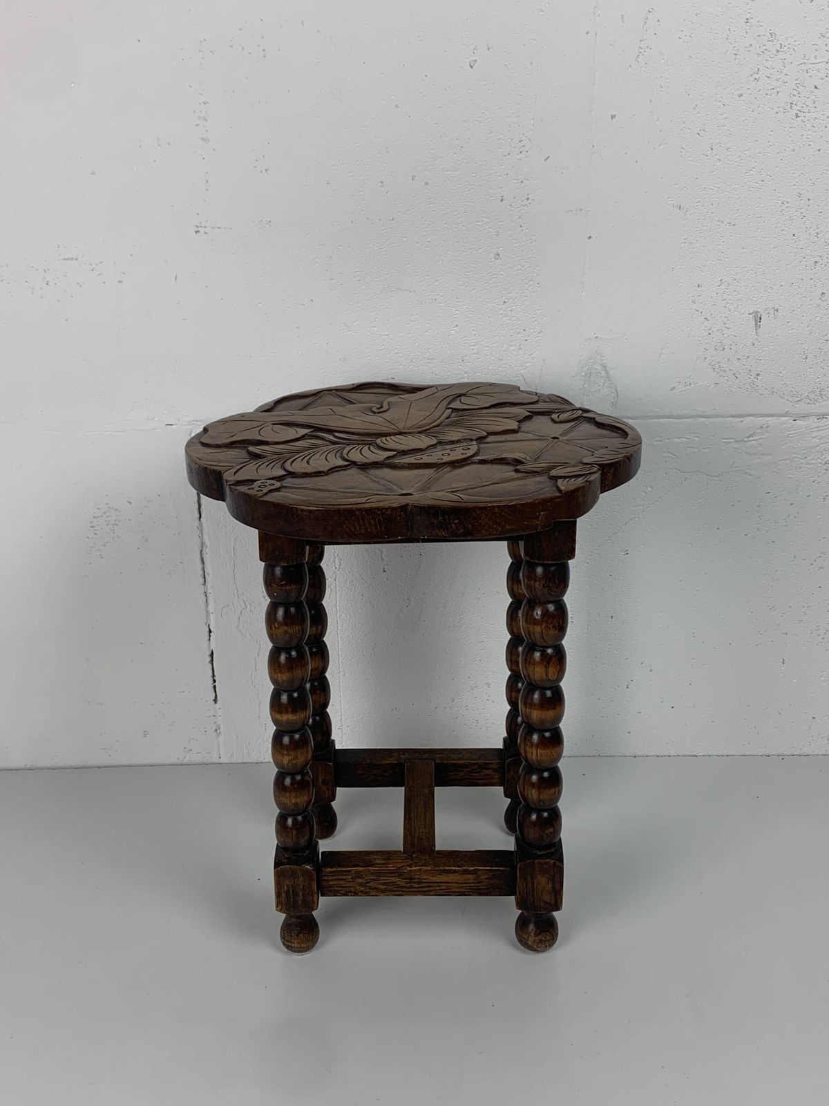 Table d'appoint mid-century en chêne sculpté, pieds tournés, motif lotus, années 1950 photo for sale