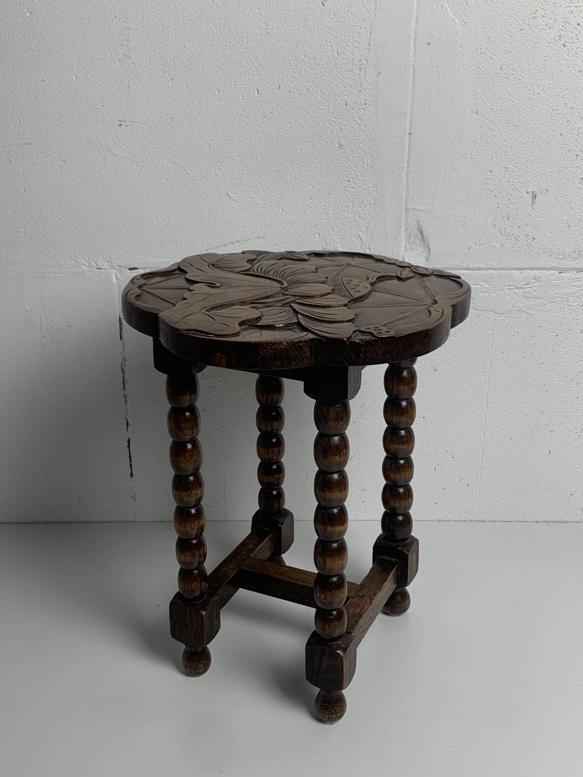 Table d'appoint mid-century en chêne sculpté, pieds tournés, motif lotus, années 1950 photo Mobilier