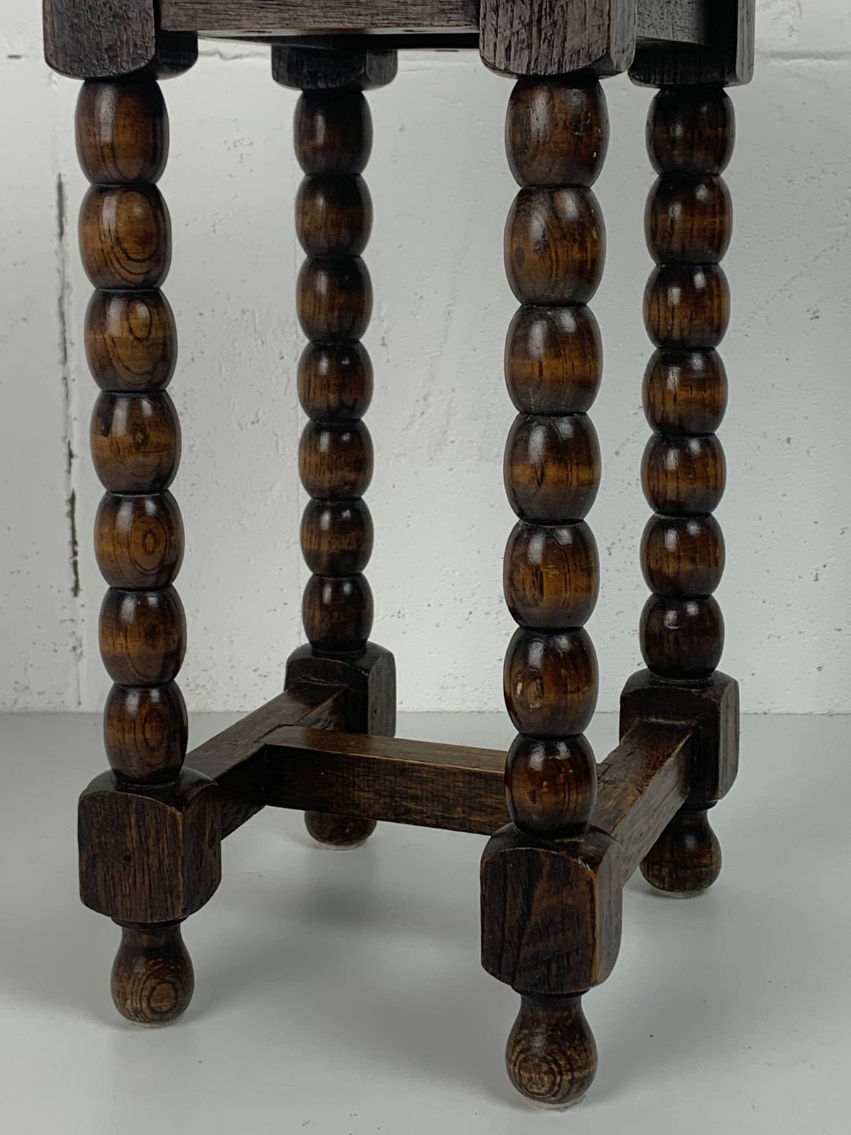Table d'appoint mid-century en chêne sculpté, pieds tournés, motif lotus, années 1950 photo buy