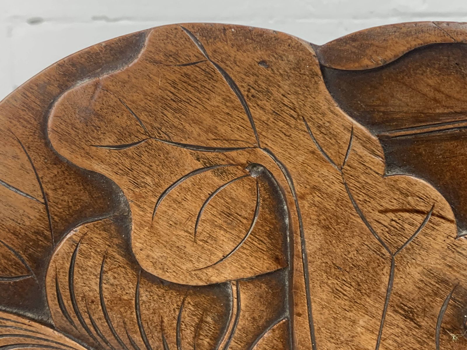 photo vinterior Table d'appoint mid-century en chêne sculpté, pieds tournés, motif lotus, années 1950