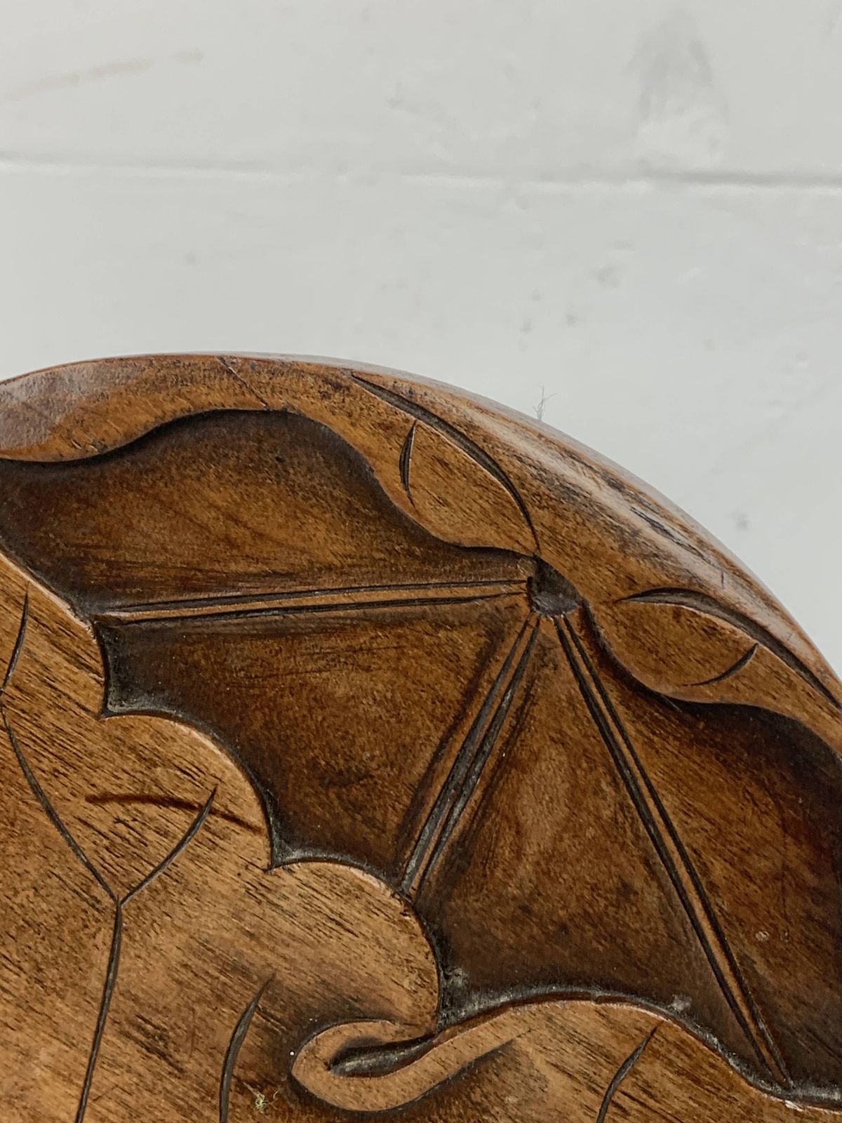 photo buy Table d'appoint mid-century en chêne sculpté, pieds tournés, motif lotus, années 1950
