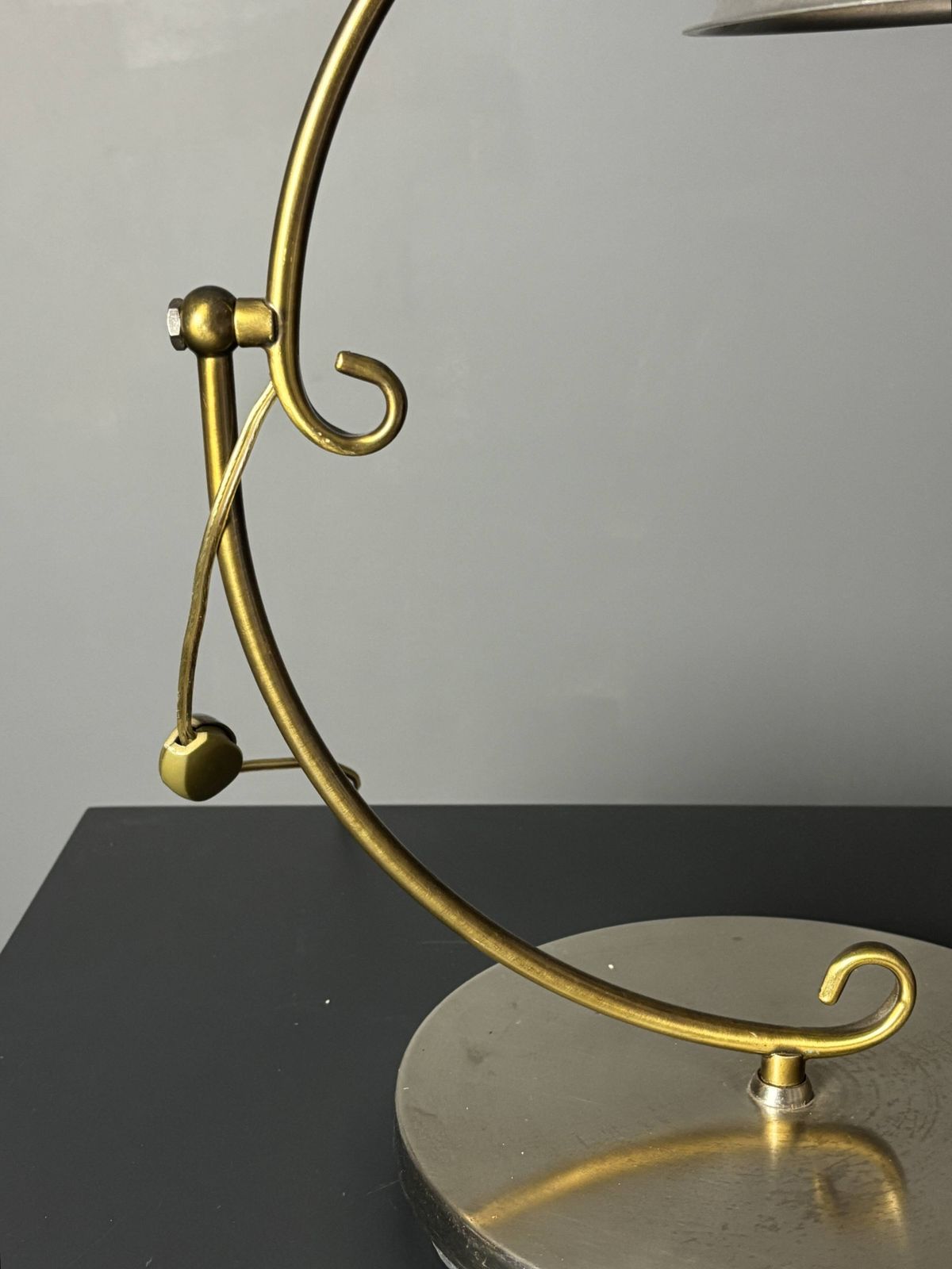 Lampe de table sculptural mid-century à hauteur réglable, abat-jour perforé, années 1960 photo Luminaires
