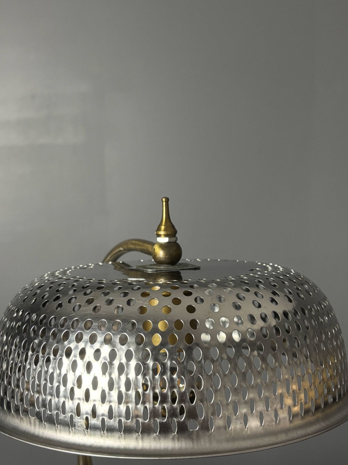 473.0 Lampe de table sculptural mid-century à hauteur réglable, abat-jour perforé, années 1960 photo