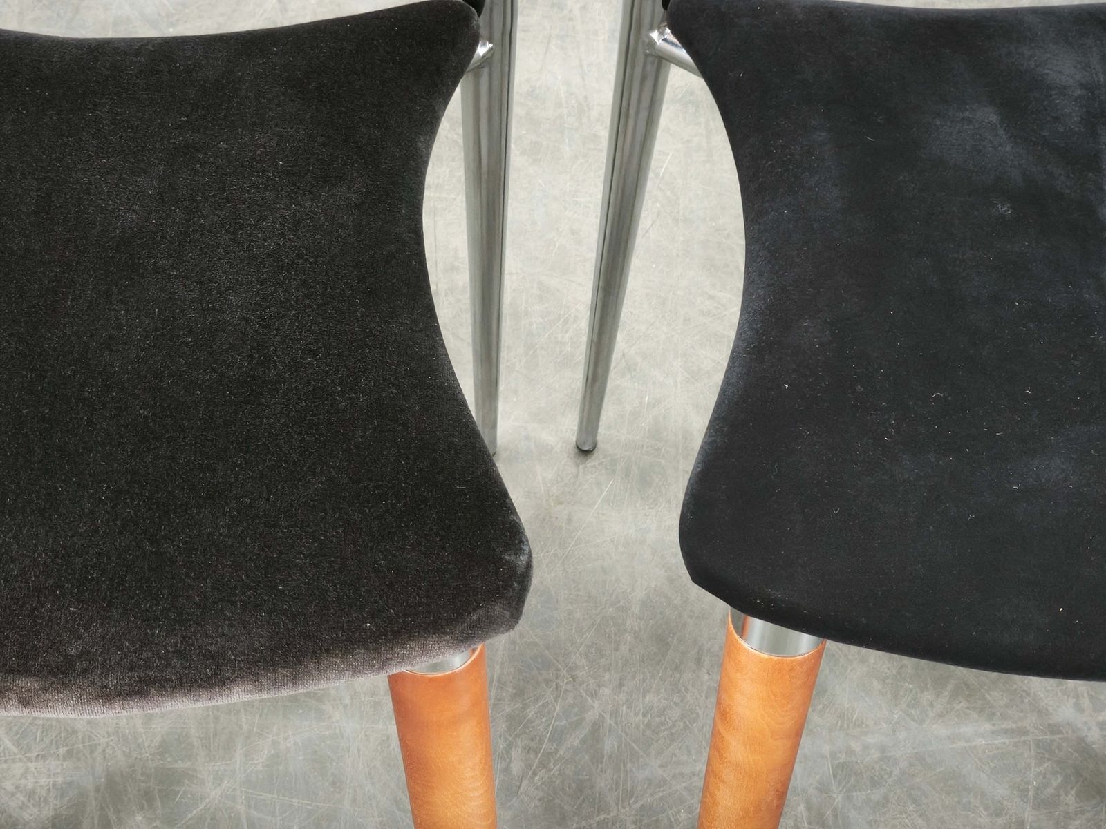 photo for sale Paco Capdell set van acht Spaanse eetkamerstoelen in chroom, hout en fluweel