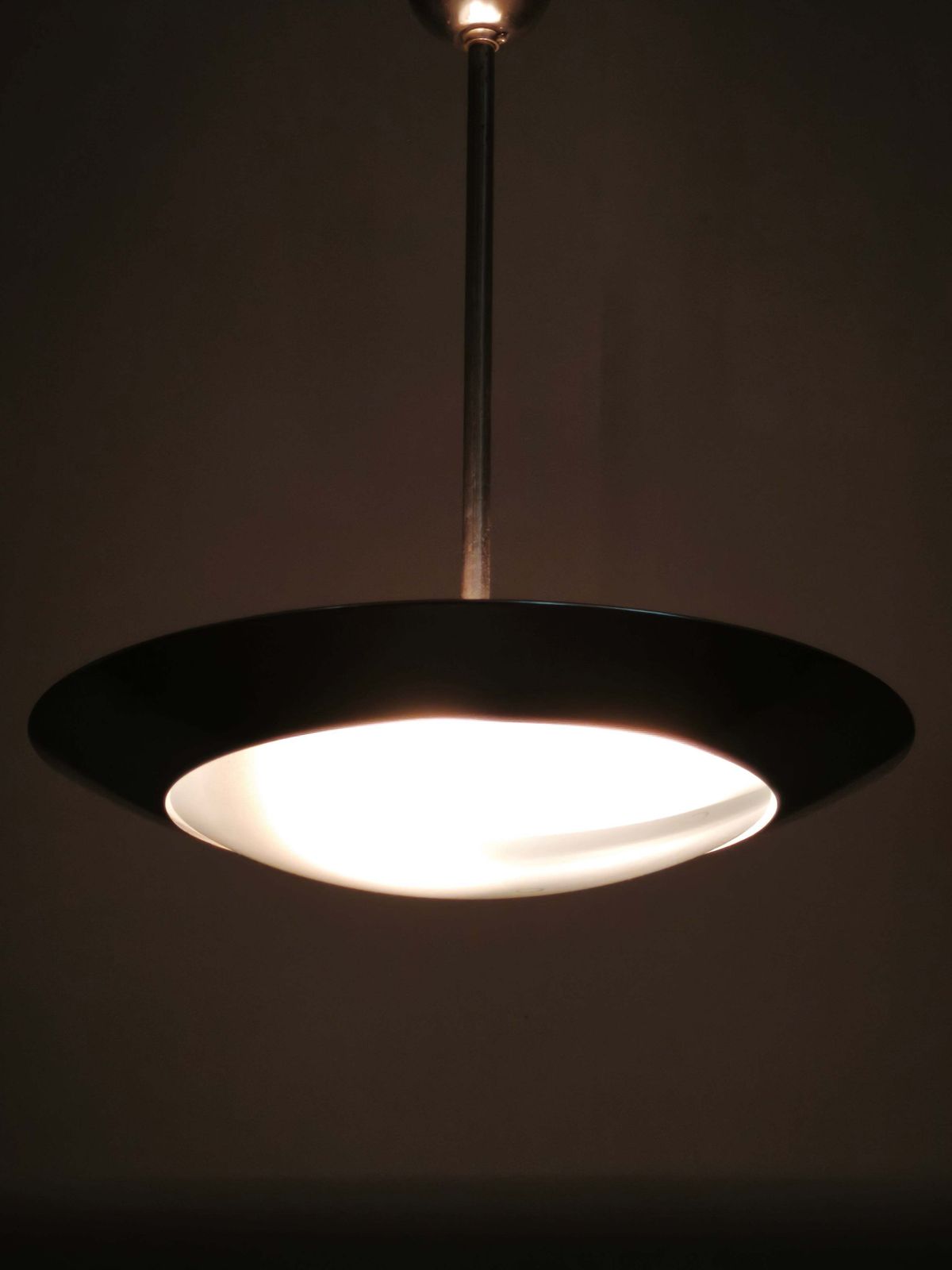 photo for sale Bauhaus chromen en glazen hanglamp uit de jaren 1930, afkomstig uit Tsjecho-Slowakije