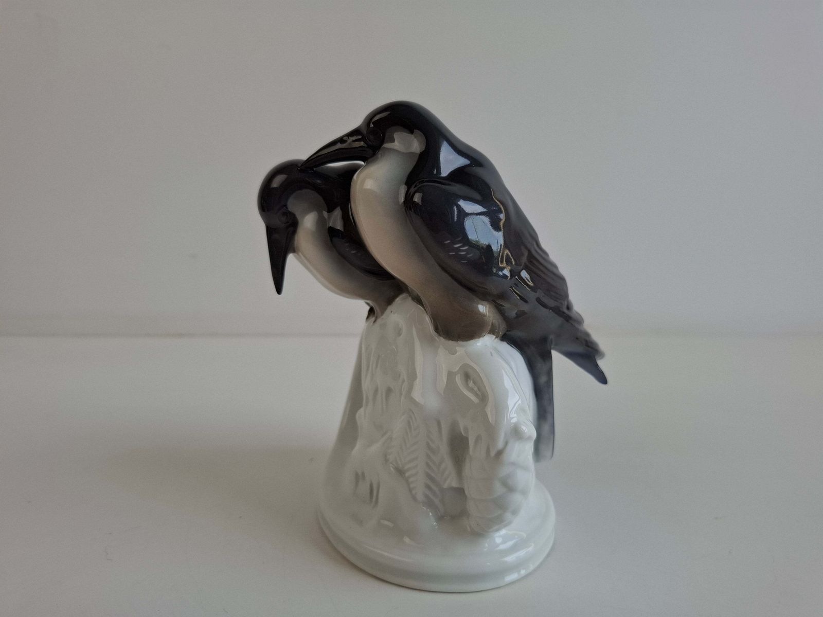 photo vinterior Figurine Art Déco en porcelaine tchèque représentant un pingouin, par Pfeiffer & Löwenstein, vers 1930