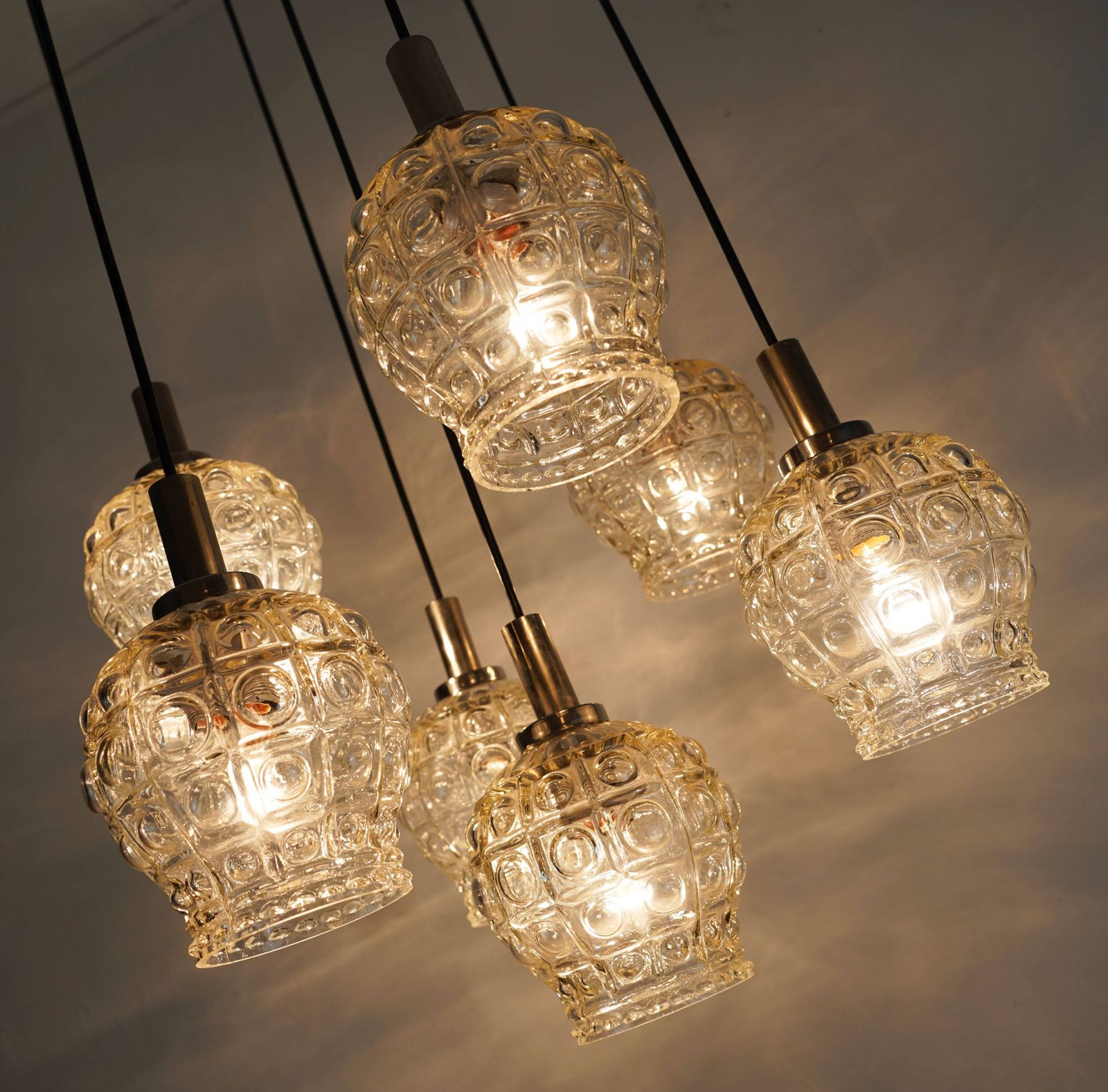 Cascade hanglamp, 7 kappen, bubbeltjesglas en chroom, jaren 1960/70 photo for sale