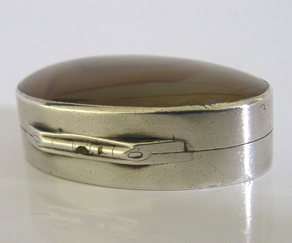 photo for sale Boîte à vinaigrette d'époque georgienne en argent sterling et agate, 1801