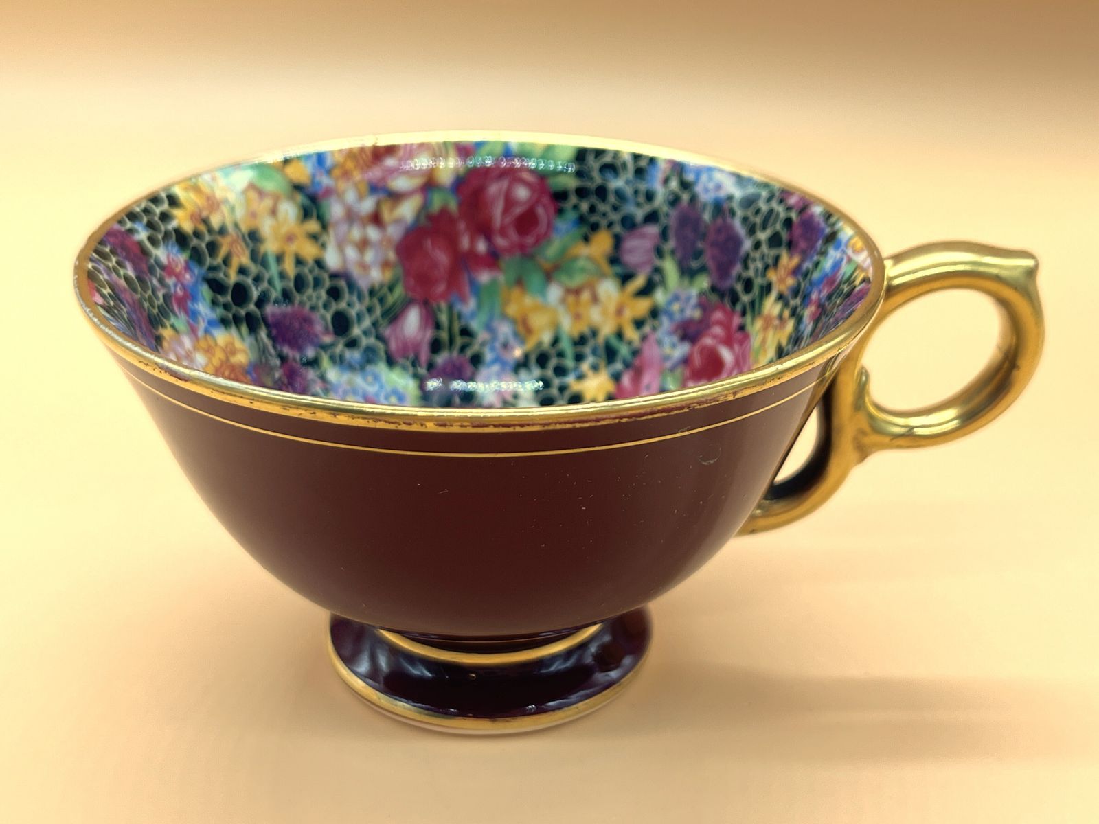 Royal Winton Pottery Hazel Chintz Best Gold Footed Wide Mouth theekop & schotel duo. Ca. jaren 1930. photo vinterior