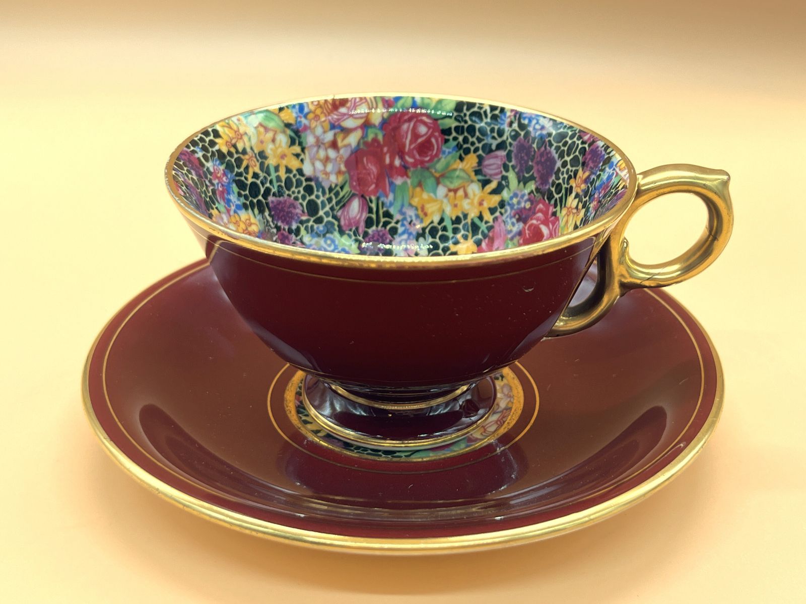 Woonaccessoires Royal Winton Pottery Hazel Chintz Best Gold Footed Wide Mouth theekop & schotel duo. Ca. jaren 1930. photo