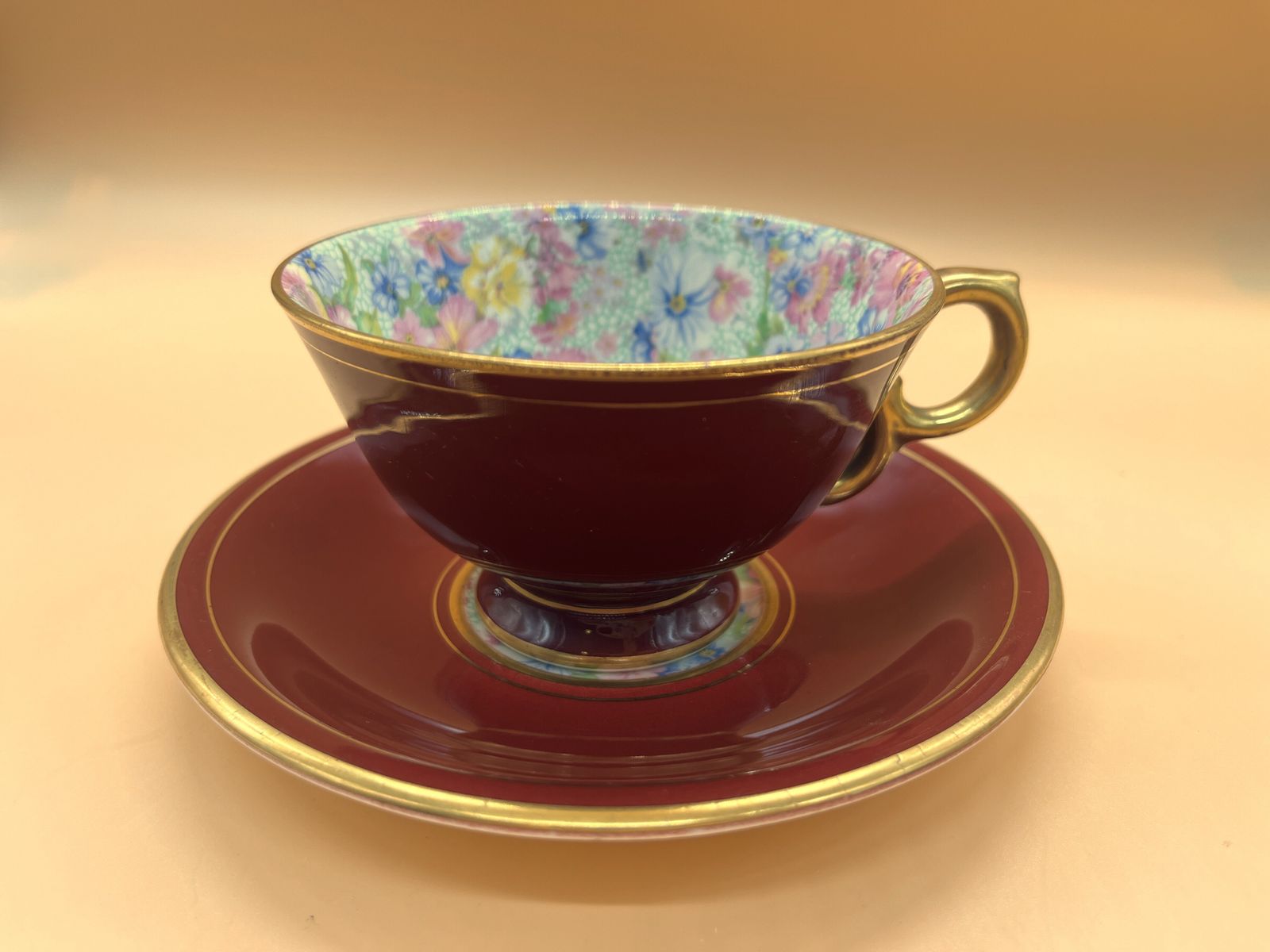 photo for sale Royal Winton Pottery Marion Chintz Best Gold, tasse à thé à pied et large ouverture avec soucoupe, vers 1930.