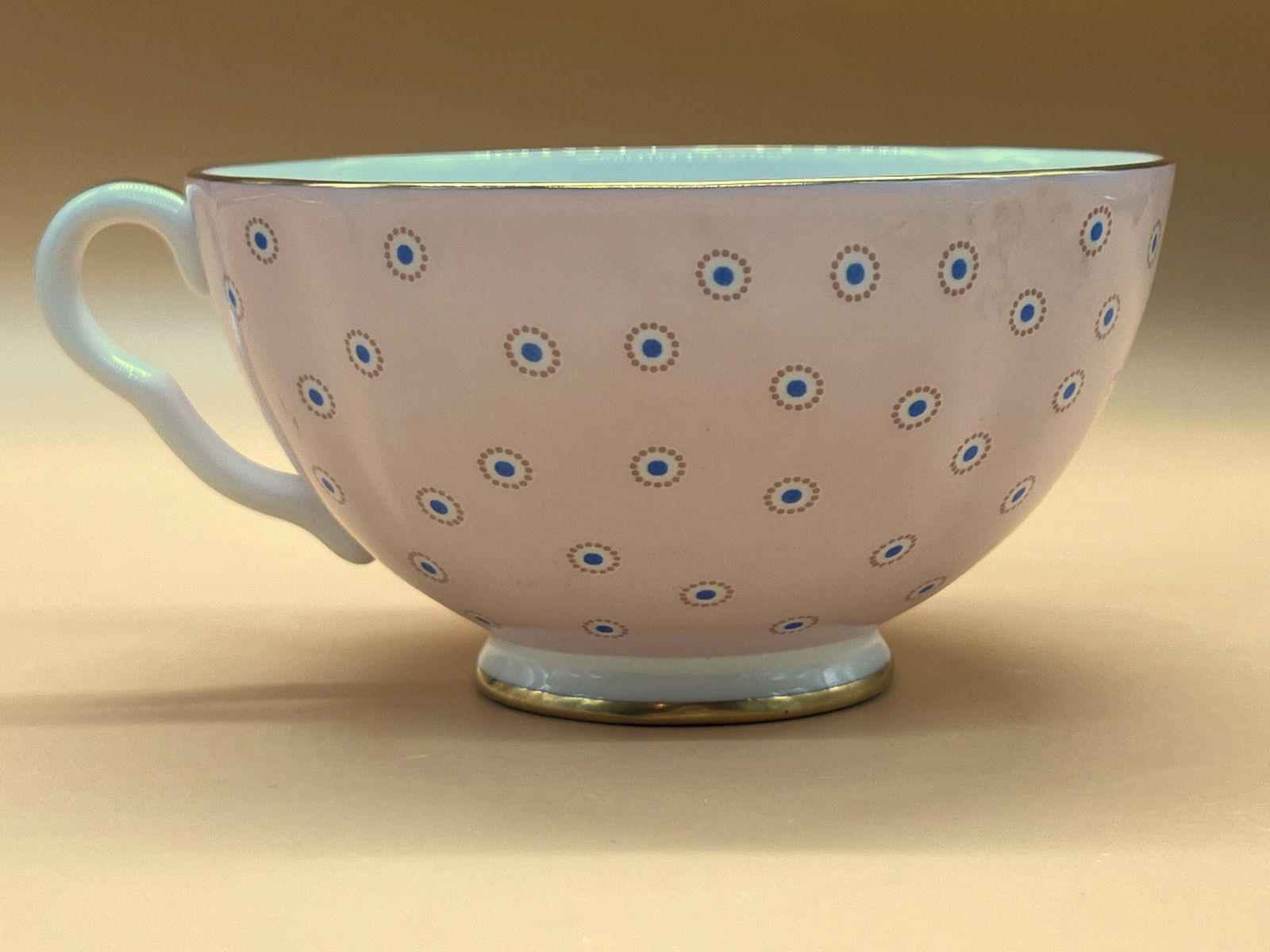 Wedgwood China The Harlequin Collection Pink Polka Dot Design theekop en schotel. photo vinterior
