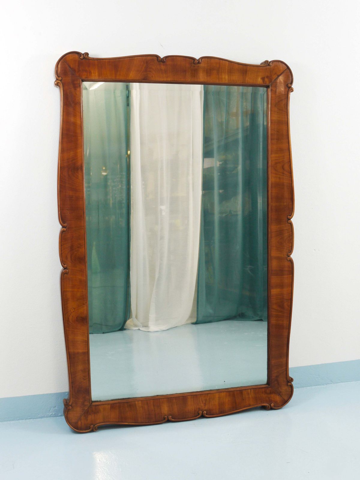 Grote Biedermeier wandspiegel van gesneden en geschulpte kersenhout, Wenen, 1850 - 150 × 99 cm photo for sale