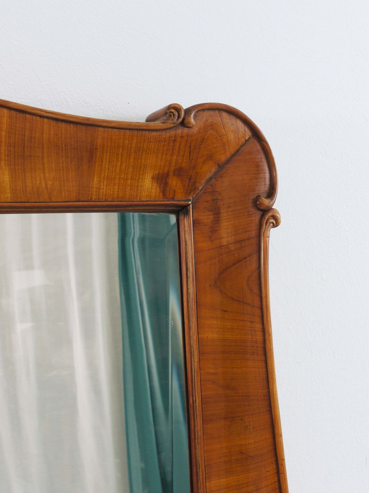 Grote Biedermeier wandspiegel van gesneden en geschulpte kersenhout, Wenen, 1850 - 150 × 99 cm photo buy