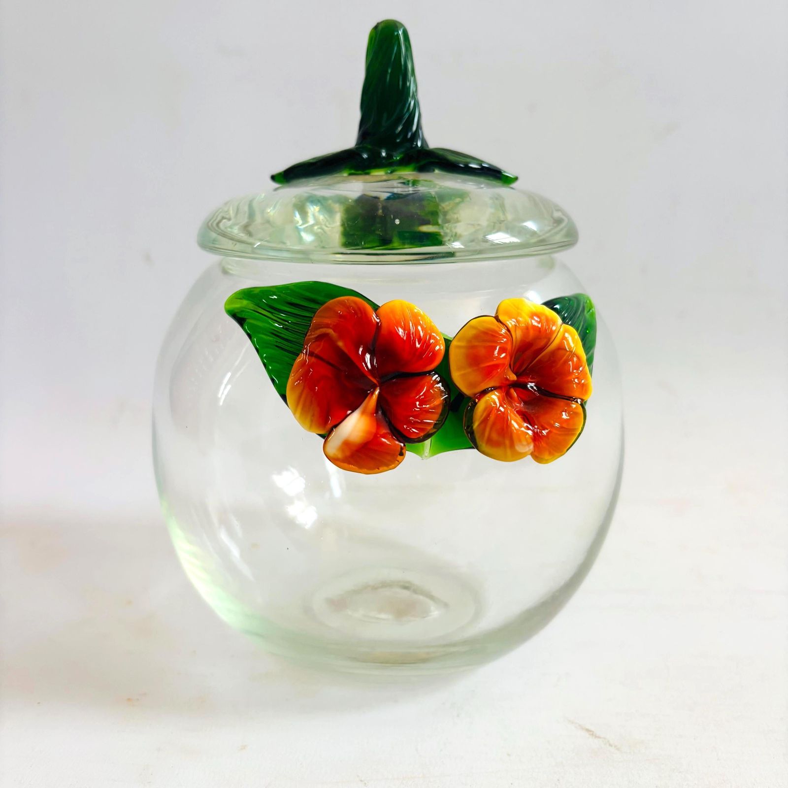 Grote jaren 1970 handgeblazen Murano stijl kunstglas bonbonnière en voorraadpot met opgezette 3D bloemen (21 cm) photo buy