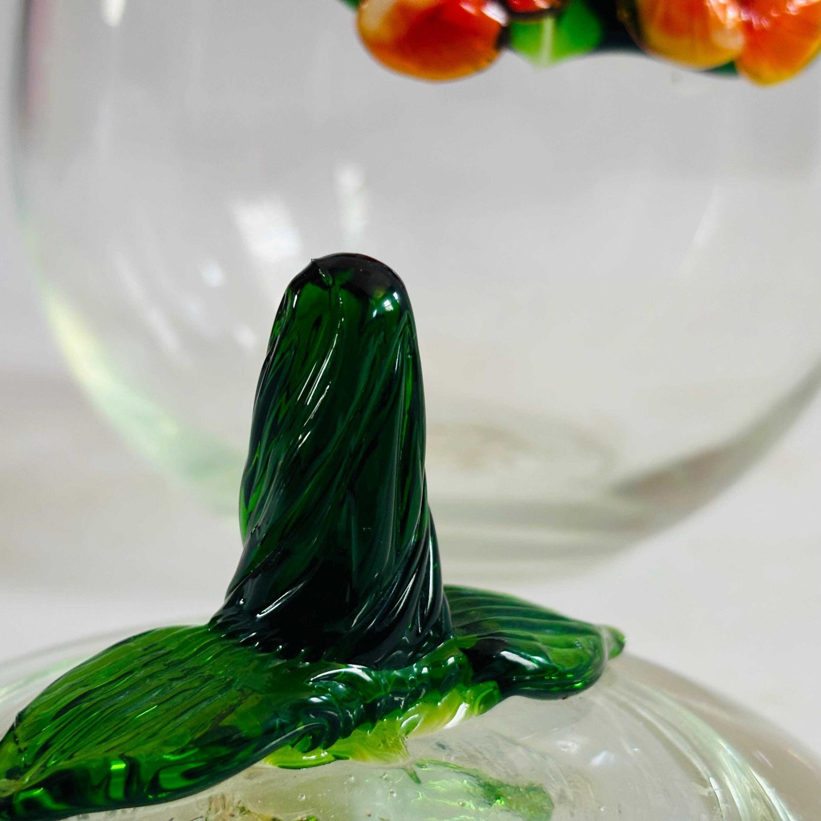 photo for sale Grote jaren 1970 handgeblazen Murano stijl kunstglas bonbonnière en voorraadpot met opgezette 3D bloemen (21 cm)