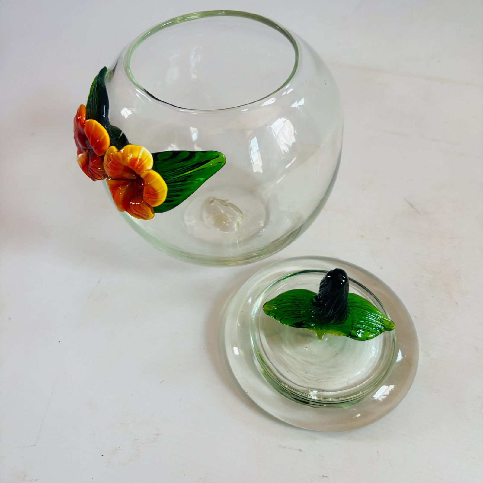 Woonaccessoires Grote jaren 1970 handgeblazen Murano stijl kunstglas bonbonnière en voorraadpot met opgezette 3D bloemen (21 cm) photo