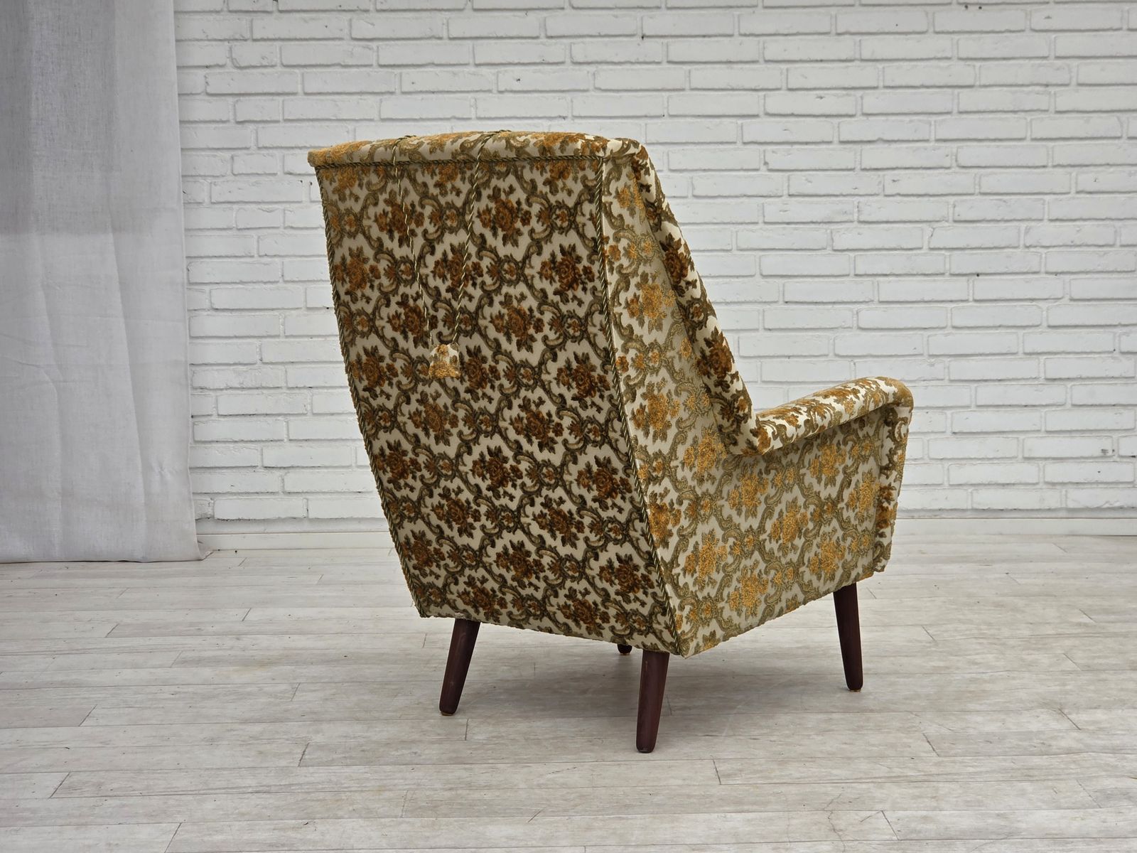 photo furniture Jaren 1970, Deense fauteuil met hoge rug, bruin/beige meubelstof, teakhout.