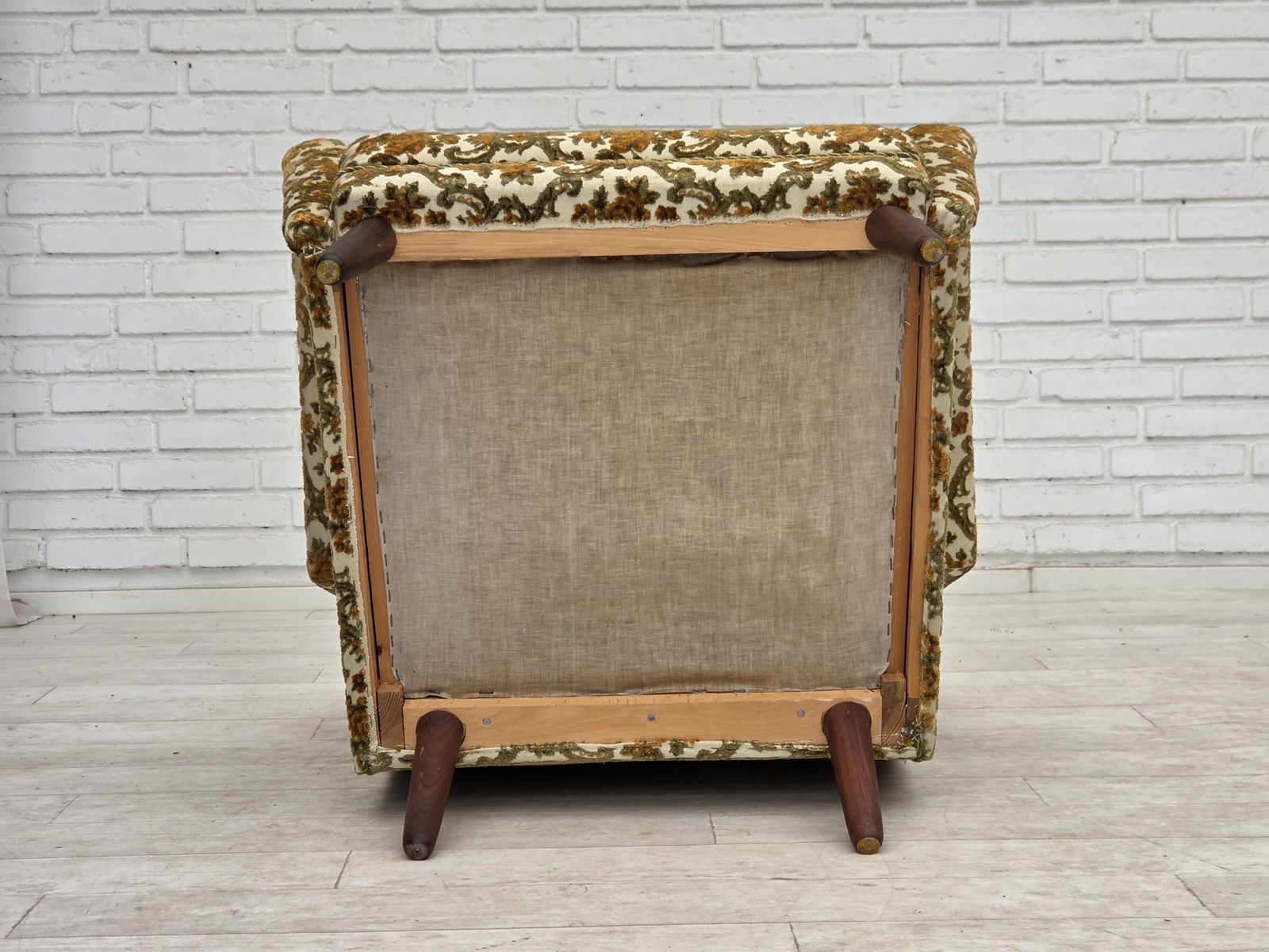 photo vintage Jaren 1970, Deense fauteuil met hoge rug, bruin/beige meubelstof, teakhout.