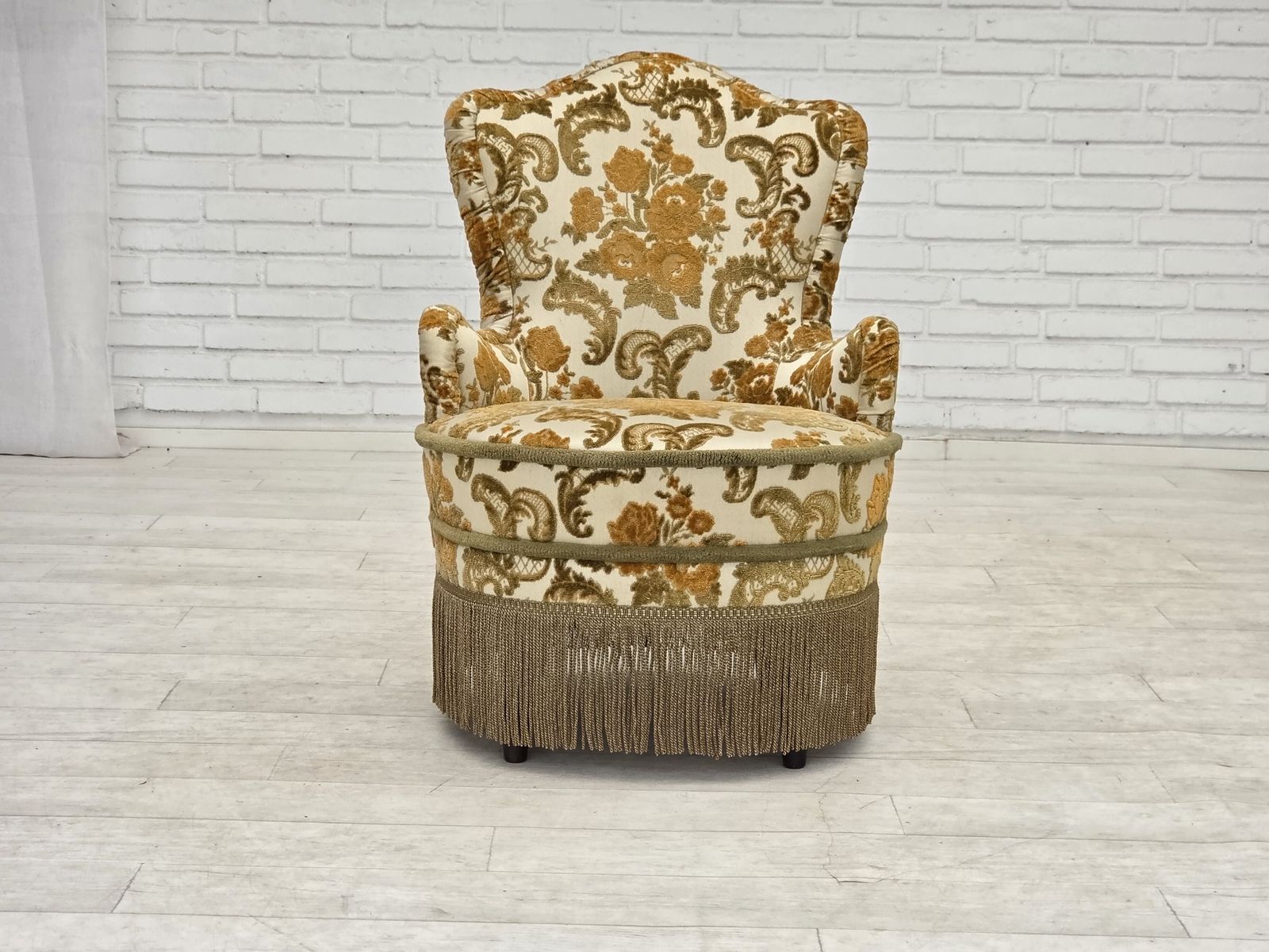 photo for sale Ca. jaren 1970, set van 2 kleine Deense fauteuils, bruin/beige meubelstof.