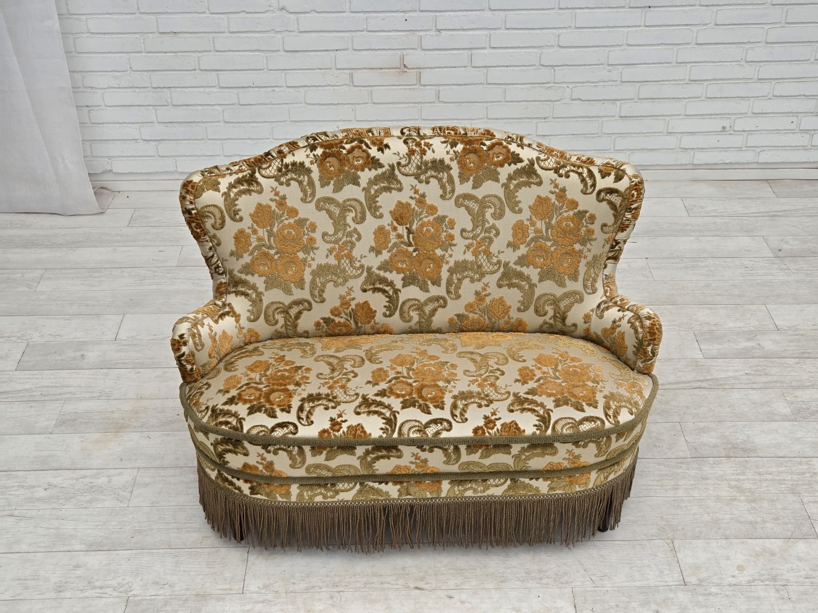Ca. jaren 1970, kleine 2-zits Deense bank, bruin/beige meubelstof. photo furniture