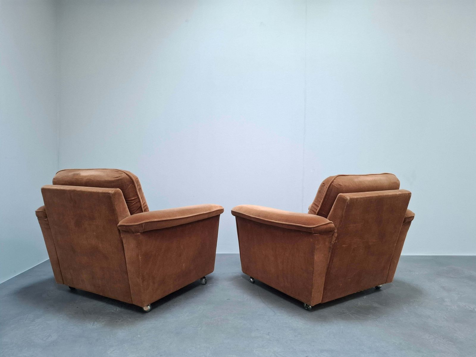 Paire de fauteuils de salon mid-century modern tchèques à roulettes photo furniture