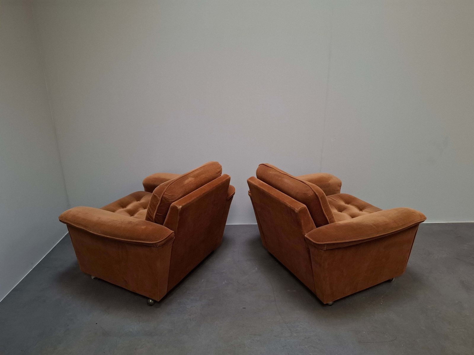 1304.0 Paire de fauteuils de salon mid-century modern tchèques à roulettes photo