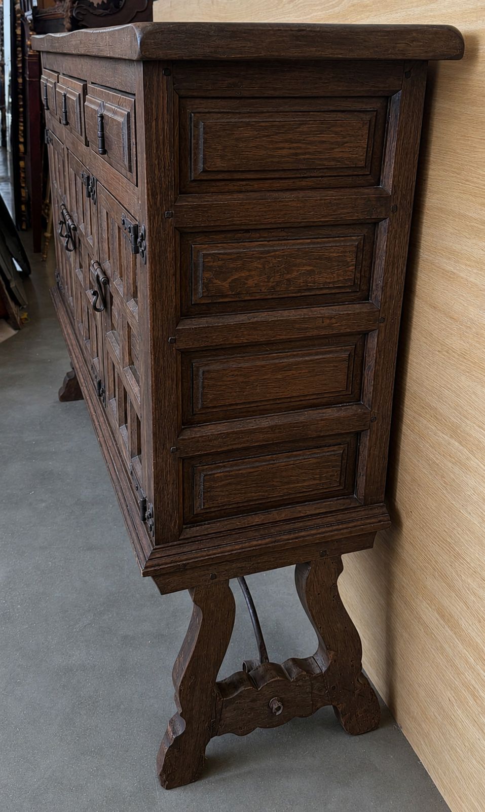Buffet rustique espagnol d'époque en bois massif, ferrures forgées à la main photo 4977.0
