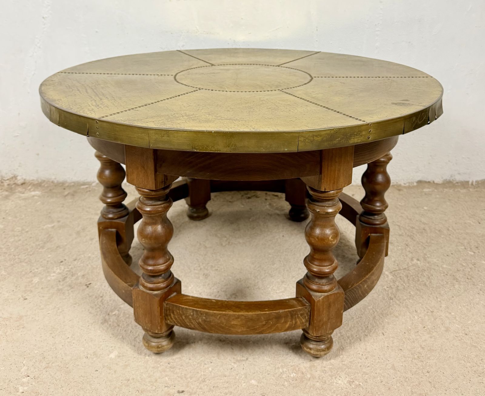 Spaanse salontafel met messing tafelblad, midden 20e eeuw photo furniture