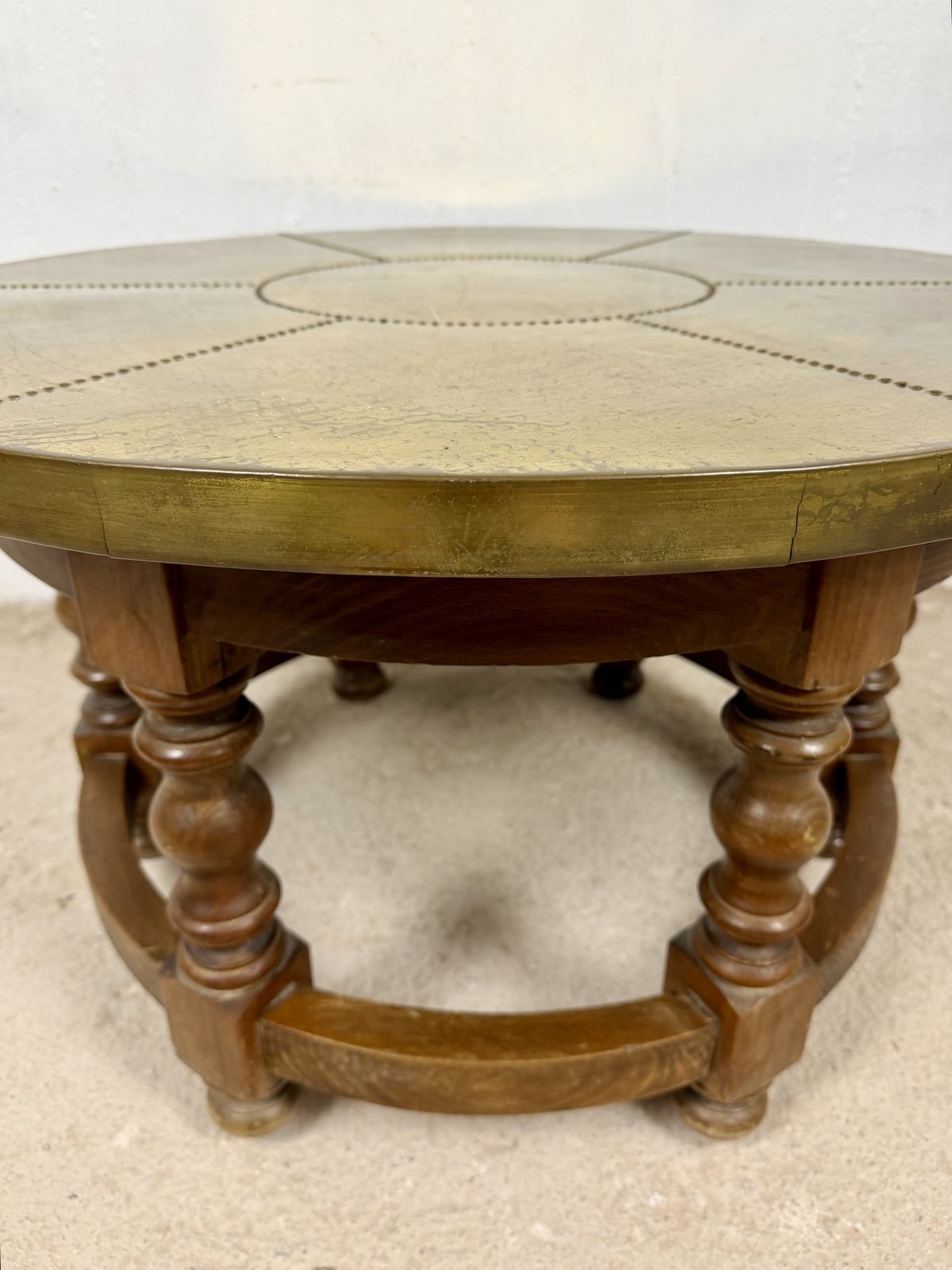 Spaanse salontafel met messing tafelblad, midden 20e eeuw photo vinterior
