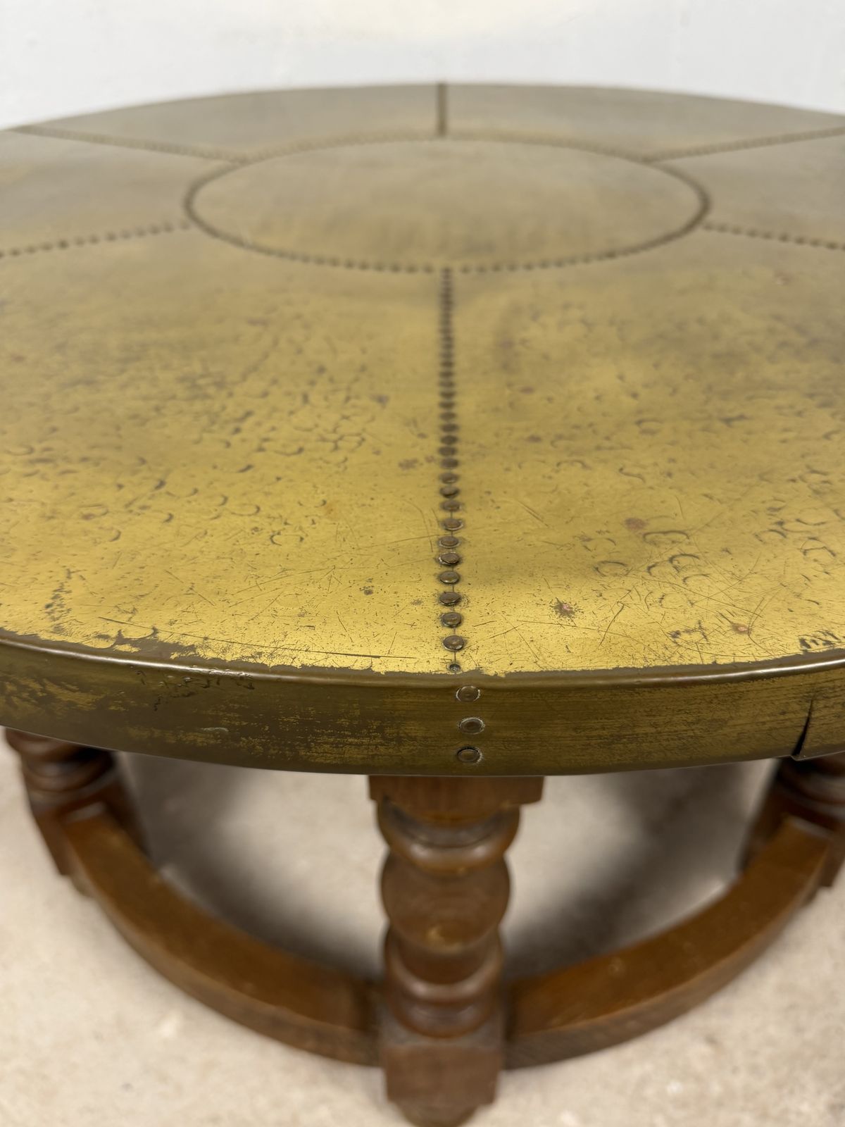 photo for sale Spaanse salontafel met messing tafelblad, midden 20e eeuw