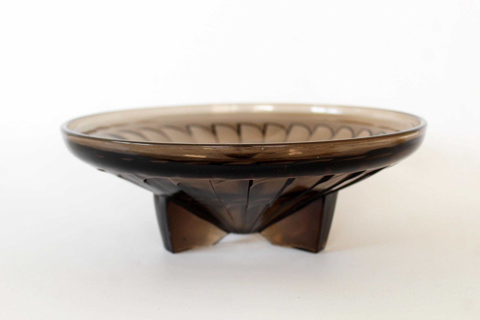Grote Franse art deco schaal ca. jaren 1930, gerookt bruin glas, persglas, fruitschaal, middelpunt, geometrisch motief, vedermotief photo vintage