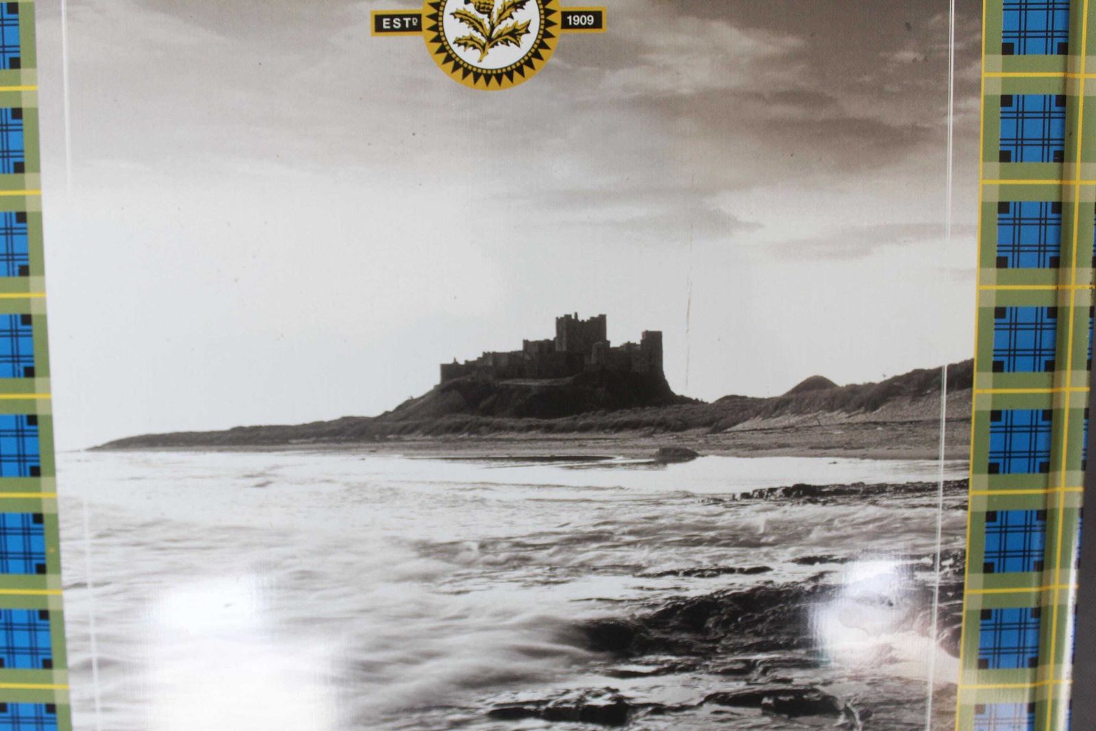 Groot vintage reclamebord van geperst metaal, Gordon Highland Scotch Ale, 44 cm hoog, Bamburg Castle, Schotse tartan, pub tavern beer photo for sale