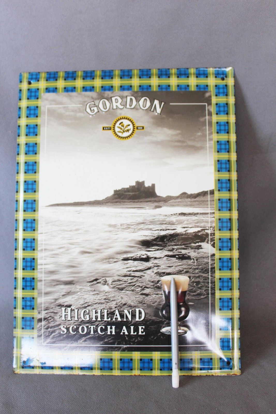Kunst Groot vintage reclamebord van geperst metaal, Gordon Highland Scotch Ale, 44 cm hoog, Bamburg Castle, Schotse tartan, pub tavern beer photo