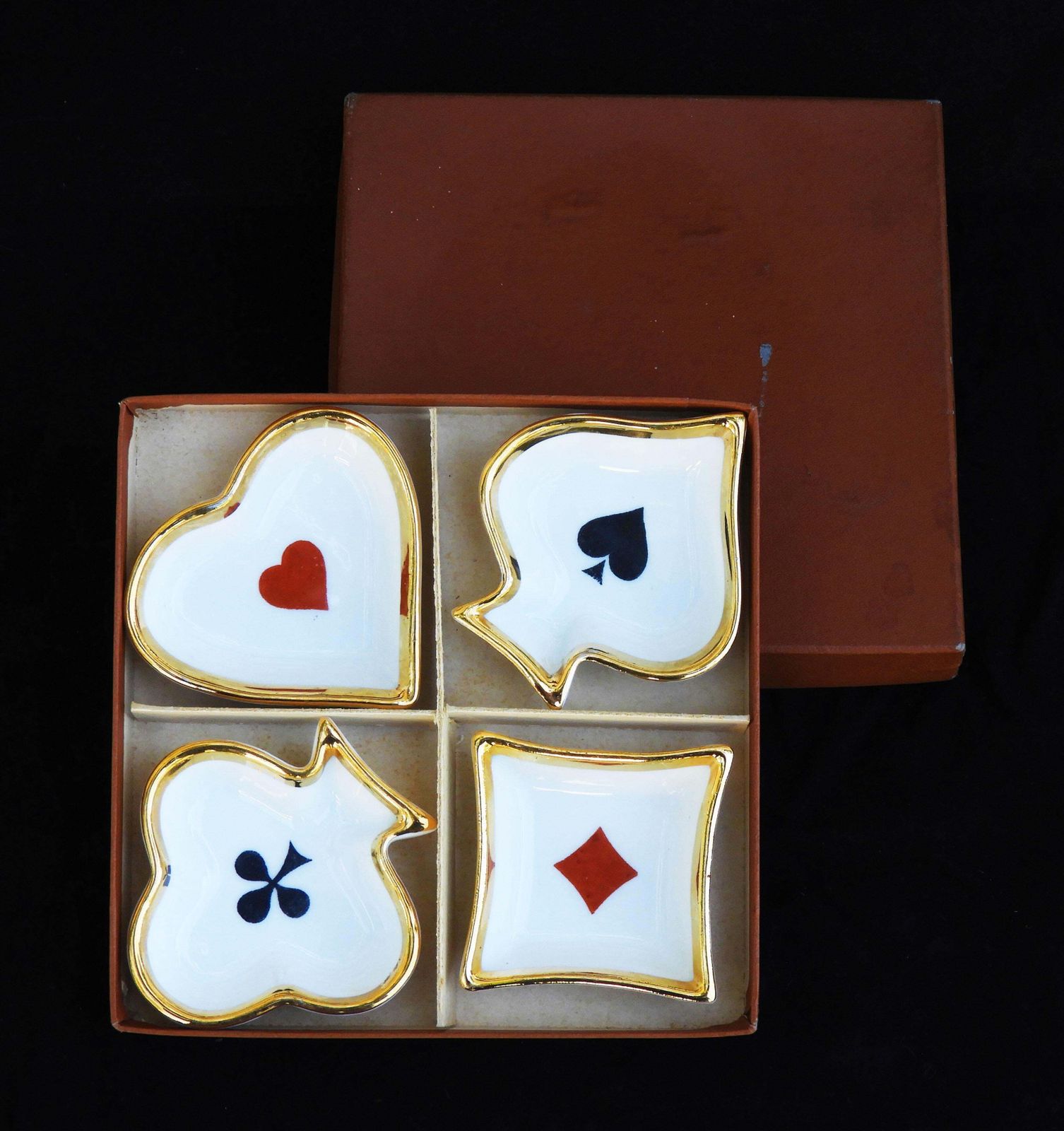 283.0 Coupelles et cendriers en porcelaine de Limoges, motifs cartes à jouer, vers 1960, lot de 4 photo