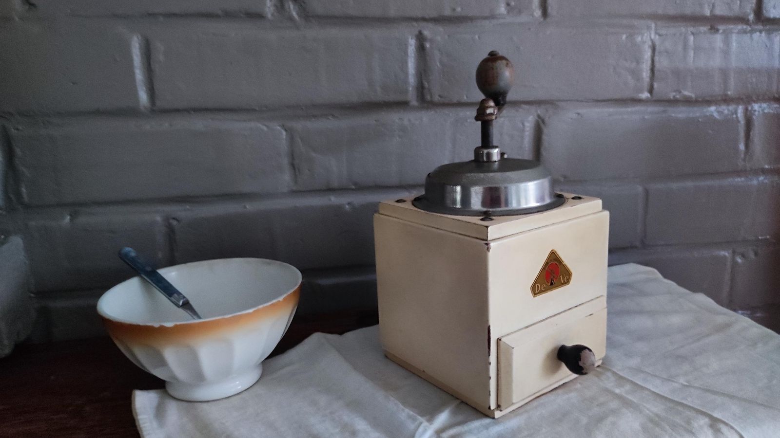 Moulin à café manuel en bois Pede Dienes modèle 718, années 1950 photo furniture